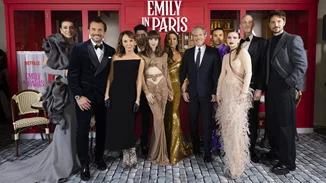 Με αέρα Hollywood | Οι πρωταγωνίστριες του Emily in Paris με glam εμφανίσεις στο κόκκινο χαλί της πρεμιέρας