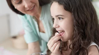 Πώς μπορούμε να μάθουμε στο παιδί να καταπίνει ένα χάπι; Μια παιδίατρος βρήκε ένα μοναδικό τρόπο