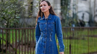 Το άνετο denim φόρεμα που θα φορέσεις όσο τίποτα αυτήν την άνοιξη