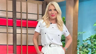 Η Ελένη Μενεγάκη ακολούθησε την πιο έξυπνη στιλιστική συμβουλή για να αναβαθμίσει ένα total white σύνολο