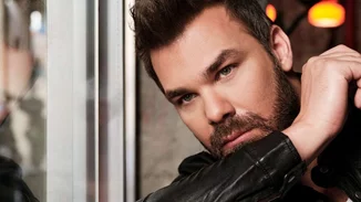 Ο Γιώργος Σαμπάνης τραγουδάει τη ζωή του