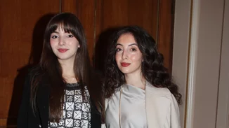 Η Δανάη και η Αμαλία Κούστα σε βραδινή έξοδο | Η απίστευτη ομοιότητά τους με τον πατέρα τους, Γιάννη Κούστα