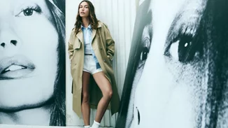 Η DKNY παρουσιάζει την καμπάνια Άνοιξη 2026 με πρωταγωνίστρια τη Hailey Bieber