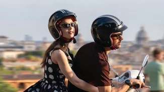 Η φοιτήτρια από την Πάτρα που εμφανίζεται - εντελώς τυχαία - στο "Emily in Paris"