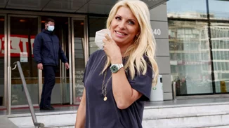 H Ελένη Μενεγάκη με μία ολόσωμη φόρμα που μπορείς να βάλεις άνετα και σ' έναν γάμο