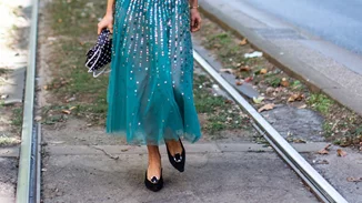 5 ζευγάρια παπούτσια που ταιριάζουν τέλεια με midi φούστες