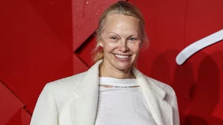 Pamela Anderson | Το νέο hair look της αποδεικνύει ότι οι αφέλειες είναι το τέλειο κούρεμα για γυναίκες άνω των 50