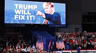 O Τrump κατευθύνεται στο Παλμ Μπιτς για να απευθυνθεί σε υποστηρικτές του - Η Harris θα απευθυνθεί "στο έθνος" μέσα στην ημέρα