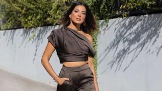 Η Σταματίνα Τσιμτσιλή με το ιδανικό γκρι κοστούμι από την H&M για τις εμφανίσεις στο γραφείο