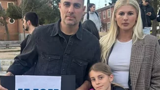 Στέλιος Χανταμπάκης- Όλγα Πηλιάκη | Στους δρόμους της Μαδρίτης με τα παιδιά τους για τα θύματα των Τεμπών [Φωτογραφίες]