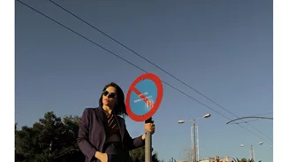 Πώς θα δημιουργήσεις ένα σύγχρονο look με κοστούμι; Η Έλενα Γαλύφα δείχνει τον τρόπο