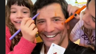 Αναστασία και Αριάδνη Ρουβά | Βάφουν τον μπαμπά τους και γίνονται viral (pic)