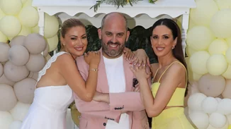 Ο Μάνος Μαγιάτης και η σύντροφός του, Χριστίνα βάφτισαν την κόρη τους | Η κομψή εμφάνιση της Δέσποινας Καμπούρη ως νονά