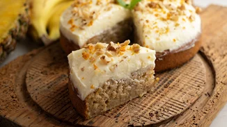 Κέικ μελομακάρονο: Το viral γλυκό που φέρνει τις γιορτές σε κάθε μπουκιά