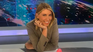 Η Σία Κοσιώνη επέστρεψε στο τηλεοπτικό πλατό | Το office look με γκρι κοστούμι και ασημί metallic γόβες