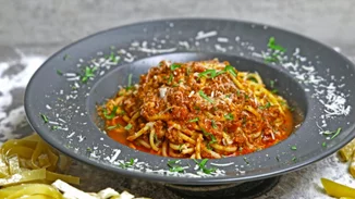 Η πιο εύκολη και healthy μπολονέζ που έχεις δοκιμάσει | Με κιμά κοτόπουλο και τυρί Μετσοβόνε