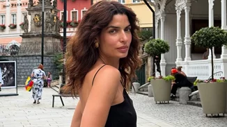 Η Τόνια Σωτηροπούλου με σατινέ φόρεμα στην τέλεια απόχρωση - Θα το βρεις στην Pink Woman