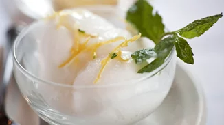 Θες γλυκό το καλοκαίρι; Δοκίμασε το πιο δροσιστικό σορμπέ λεμόνι με 2 μόνο υλικά