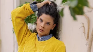 Η Χριστίνα Μπόμπα με denim σαλοπέτα σε δραστηριότητες με τις δίδυμες