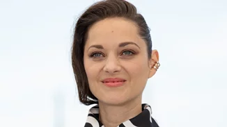 Σταμάτα ό,τι κάνεις | Η Marion Cotillard εμφανίστηκε με biker shorts στο Φεστιβάλ Καννών