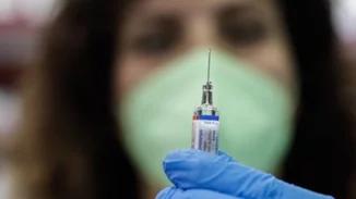 Κι όμως, μπορούμε να κολλήσουμε γρίπη και κορονοϊό μαζί: Ποιοι κινδυνεύουν περισσότερο