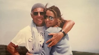 "Καλό σου ταξίδι, αγαπημένε μου φίλε" | Η Τζένη Μπαλατσινού αποχαιρετά τον Giorgio Armani με vintage κλικ από κοινές τους διακοπές