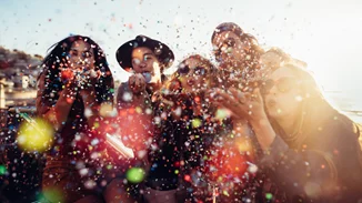 Τρεις ιδέες για beach party που θα γράψουν ιστορία στην παρέα