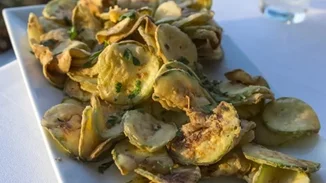 Σαν τηγανητά: Συνταγή για τα πιο τραγανά κολοκυθάκια στον φούρνο