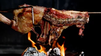 Τσικνοπέμπτη | Πώς να ψήσεις, το σωστό κρασί και πού να πας αν βγεις