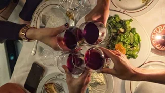 Γιατί έγινε ξανά της μόδας η ταβέρνα