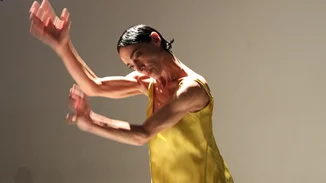 Έλενα Τοπαλίδου | Εντυπωσίασε με τον χορό της σε επίδειξη μόδας