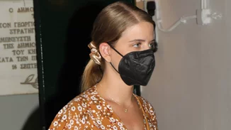 H Δανάη Μιχαλάκη φόρεσε το ιδανικό ζευγάρι σανδάλια για μία έξοδο στο θέατρο