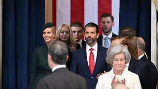 Ο γερουσιαστής με το σορτς, το απρόοπτο με την Underwood κι άλλα 3 πράγματα που σημάδεψαν την ορκωμοσία Trump