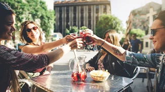 Τέλος οι όρθιοι στα μπαρ από σήμερα | Μόνο εμβολιασμένοι σε κλειστούς χώρους εστίασης - Ποια άλλα μέτρα εξετάζονται