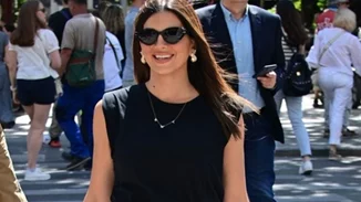 Σταματίνα Τσιμτσιλή | Με μίνι φούστα σε μία 70s καλοκαιρινή εμφάνιση στη Βουκουρεστίου