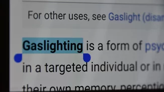 Ανάλυσέ το | Gaslighting: τι είναι η ψυχολογική χειραγώγηση