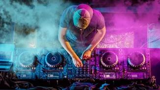 Πέθανε ξαφνικά ο γνωστός Έλληνας DJ Dion | Έπαιζε μουσική στη Μύκονο για πάνω από 20 χρόνια