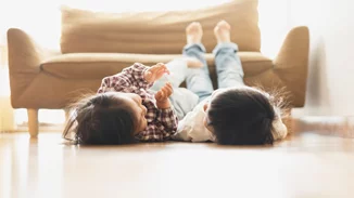 Πόσο δυνατή είναι η αδελφική αγάπη | Βίντεο δείχνει ένα μικρό αγόρι να φροντίζει την αυτιστική αδελφούλα του με τον πιο τρυφερό τρόπο