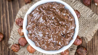 Το σούπερ υγιεινό σοκολατένιο γλυκό του Άκη Πετρετζίκη έχει μόλις 3 υλικά και είναι έτοιμο σε λιγότερο από 1 λεπτό