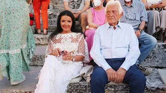 Εντυπωσιάζει η Ζωζώ Σαπουντζάκη στα 87 της | Το τολμηρό look που επέλεξε σε επίσημη έξοδο με τον σύντροφό της