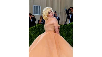 Billie Eilish | Ο όρος που έθεσε στον οίκο Oscar de la Renta για να φορέσει δημιουργία του στο Met Gala
