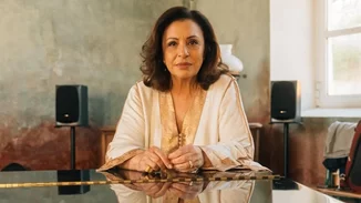 Η Χάρις Αλεξίου με λευκό ζιβάγκο και πολύχρωμο παλτό | Η σπάνια ανάρτηση