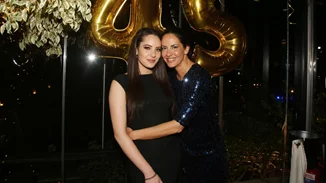 Η Εύη Αδάμ με την κόρη της, Νεφέλη Λιβιεράτου σε κοινή έξοδο με παρόμοια denim looks