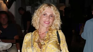 Στα χρυσά η Ελεωνόρα Ζουγανέλη | Με κίτρινο καφτάνι και χρυσά cowboots στα στενά της Μυκόνου