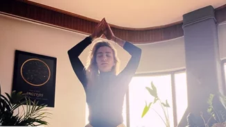 Ρούλα Ρέβη | "Καμία γυναίκα που δεν ιδρώνει, παραμένει βαμμένη, περιποιημένη και χαμογελαστή δεν κάνει αληθινή γυμναστική"