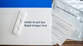 Κορονοϊός | Υποχρεωτικά self test για εργαζόμενους σε λιανεμπόριο, σούπερ μάρκετ, μέσα μεταφοράς, εστίαση και κομμωτήρια