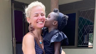 Η Χριστίνα Κοντοβά απολαμβάνει μία φθινοπωρινή εξόρμηση με την κόρη της, Αda