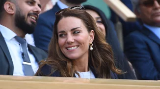 Υπέροχη στα μωβ η πριγκίπισσα Kate στο Wimbledon - Μαζί της η 9χρονη Charlotte