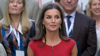 Η βασίλισσα Letizia με ένα ιδιαίτερα κολακευτικό φόρεμα που χρειάζεται κάθε γυναίκα το καλοκαίρι