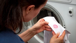 Λέρωσες με makeup τα ρούχα σου; Δες πώς θα τα "σώσεις"